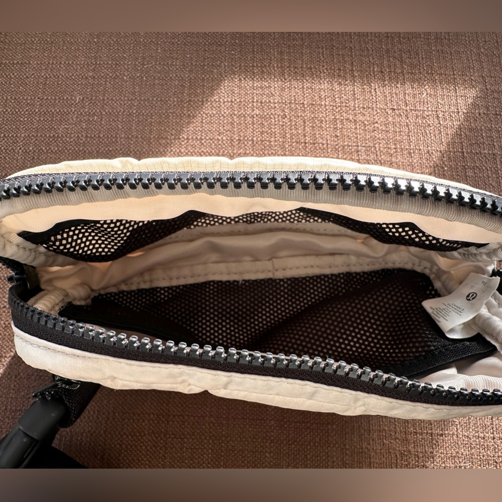 OG Lululemon Everywhere Belt Bag *1L in White Opal/Black - Picture 5 of 9